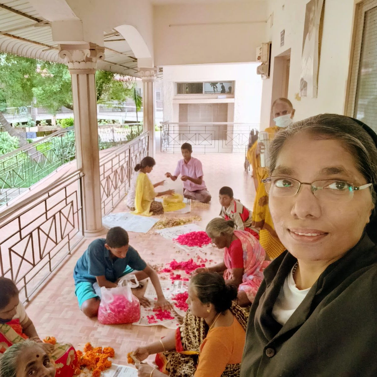 Onam 2021 Children preparing decorations